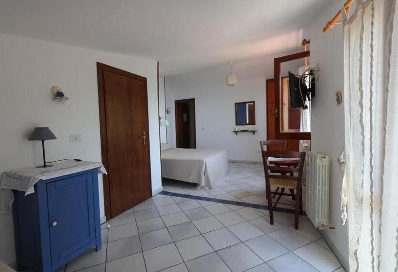 חדר סופריור לשלושה עם נוף לים, La Casa Sul Blu Albergo Diffuso