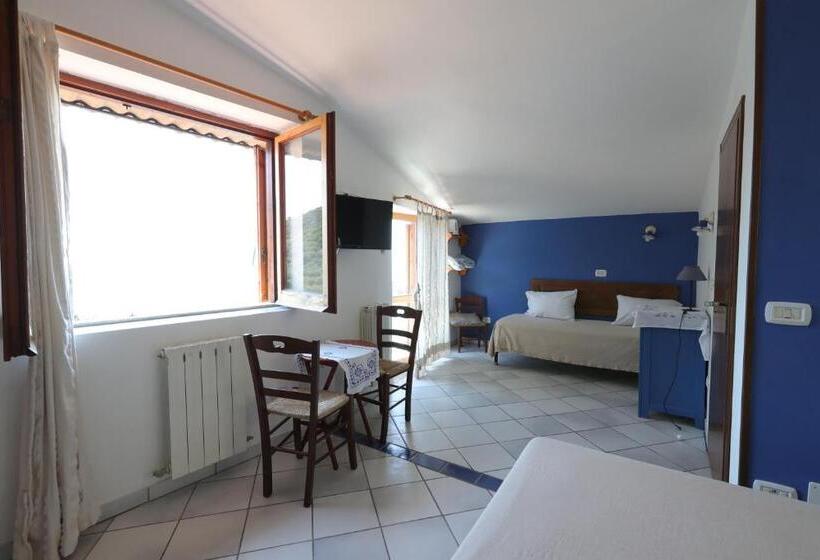 חדר סופריור לשלושה עם נוף לים, La Casa Sul Blu Albergo Diffuso