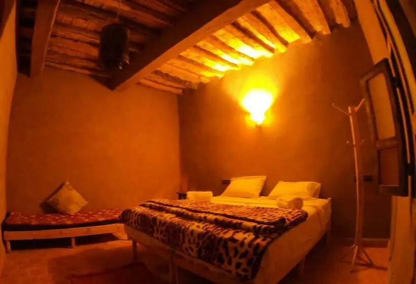庭の見えるスタンダードトリプルルーム, Auberge Kasbah Dar Sahara Tours