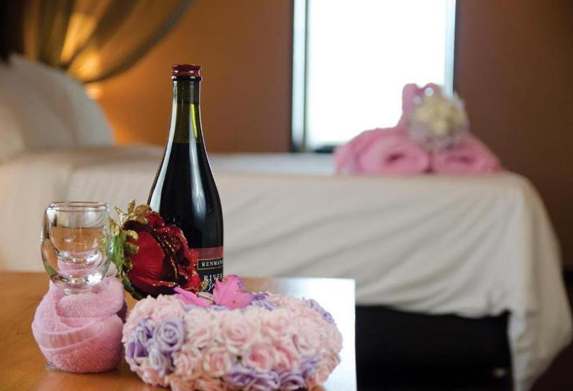 מיטת קינג בסוויטה, C Haya