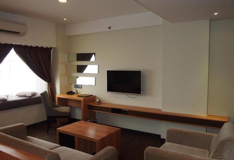 מיטת קינג בסוויטה, C Haya