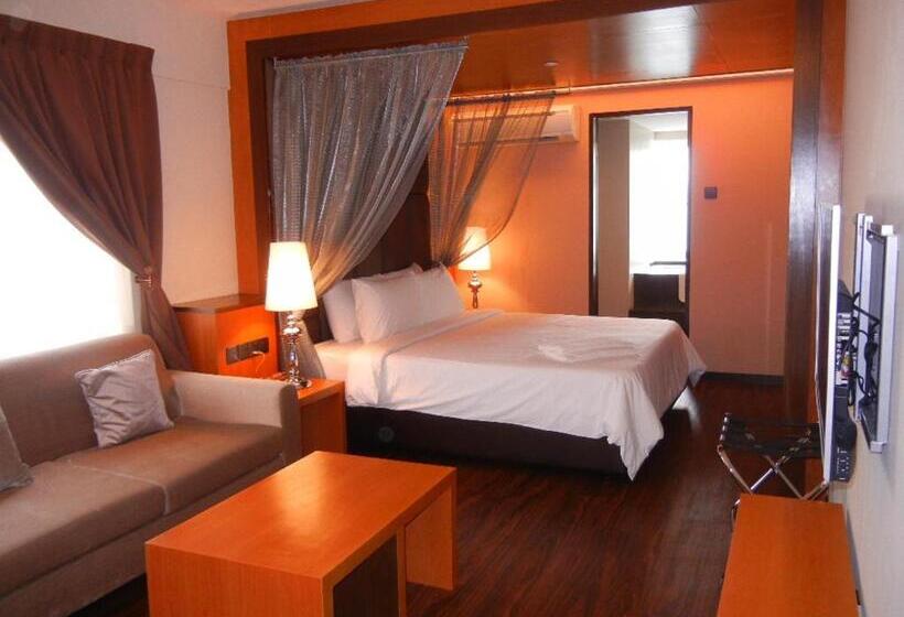 מיטת קינג בסוויטה, C Haya