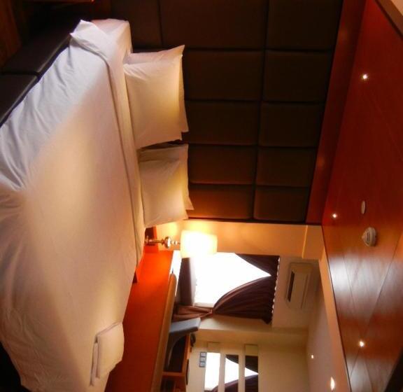 מיטת קינג בסוויטה, C Haya