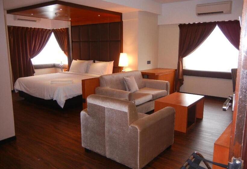 מיטת קינג בסוויטה, C Haya