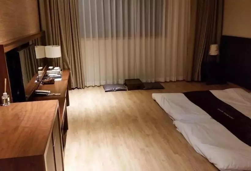 スタンダードルーム, Hyunjin Tourist