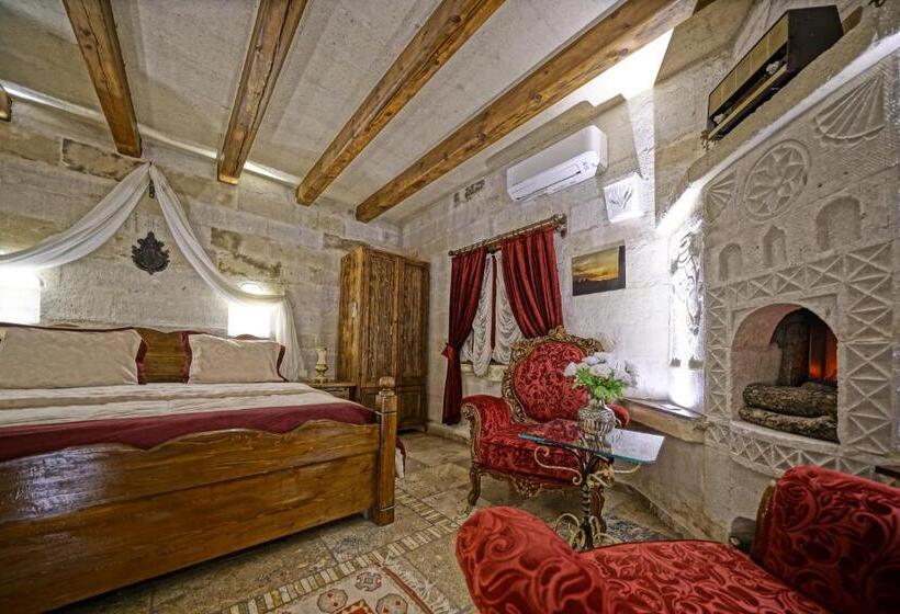 جناح جونيور, Maccan Cave