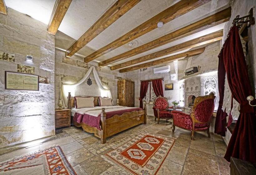 جناح جونيور, Maccan Cave