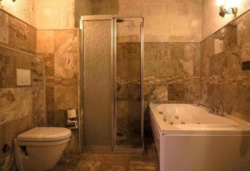 جناح جونيور, Maccan Cave