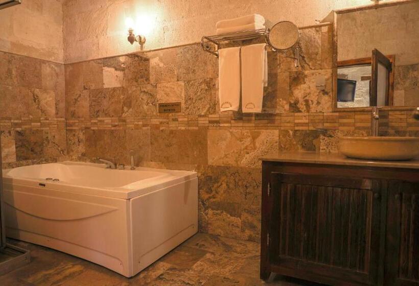 جناح جونيور, Maccan Cave