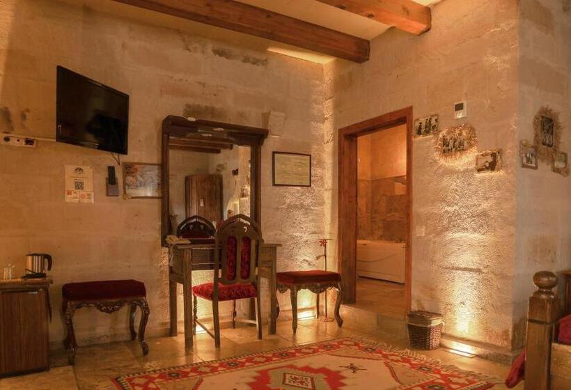 جناح جونيور, Maccan Cave