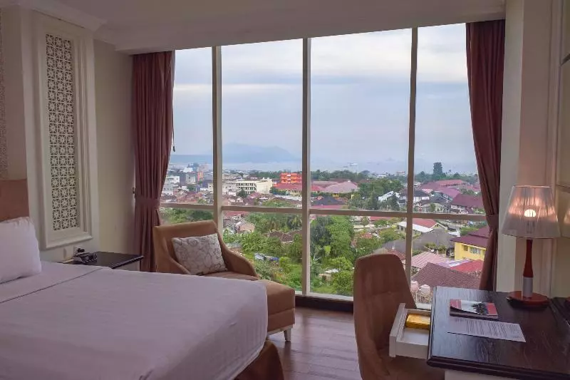 اتاق لوکس با چشم‌انداز دریا, Swiss Belhotel Lampung