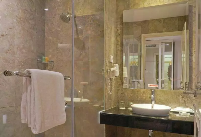 اتاق لوکس با چشم‌انداز باغ, Swiss Belhotel Lampung