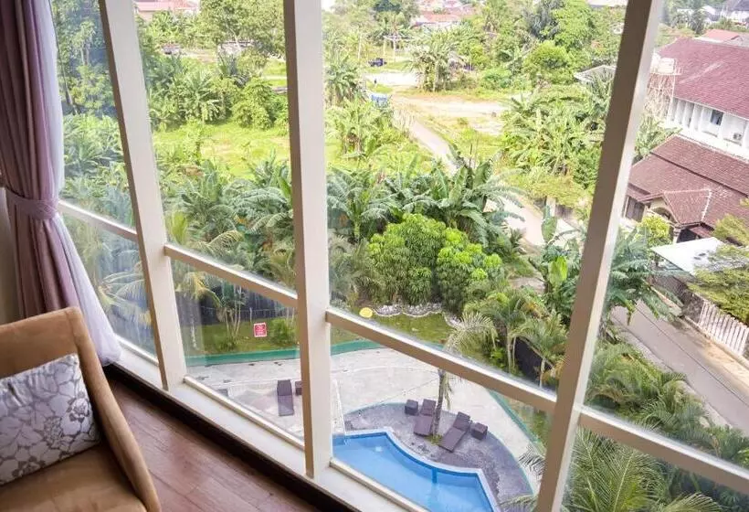 اتاق لوکس با چشم‌انداز استخر, Swiss Belhotel Lampung