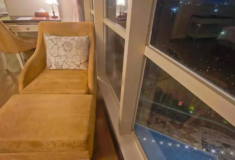 اتاق لوکس با چشم‌انداز استخر, Swiss Belhotel Lampung