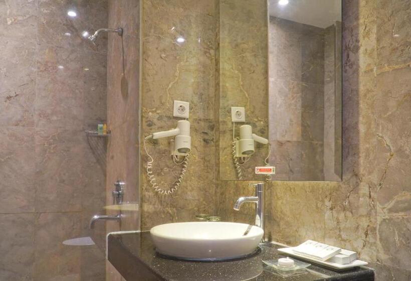 풀장 전망 디럭스 룸, Swiss Belhotel Lampung