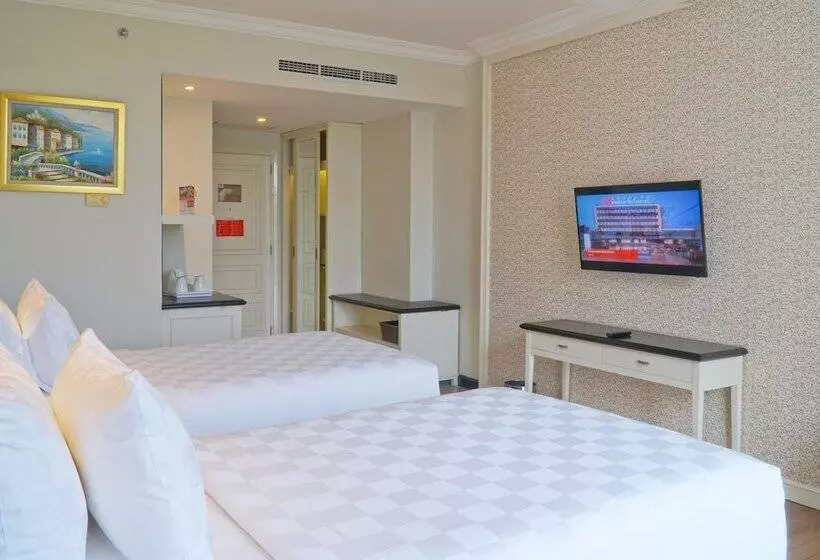 اتاق لوکس با چشم‌انداز باغ, Swiss Belhotel Lampung