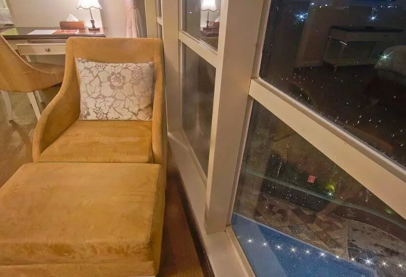 اتاق لوکس با چشم‌انداز استخر, Swiss Belhotel Lampung