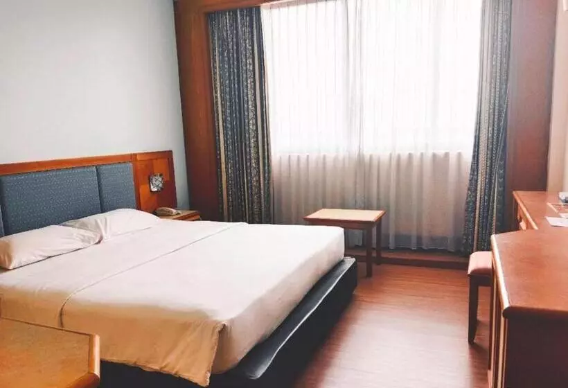 スタンダードルーム, The Paramount