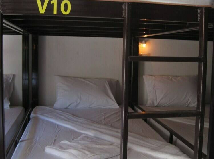 מיטה בחדר משותף, Mickey Hostel