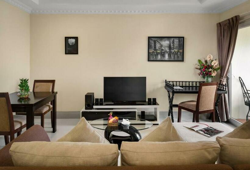 מיטת קינג בסוויטה, Palace Gate Hotel & Residence By Ehm