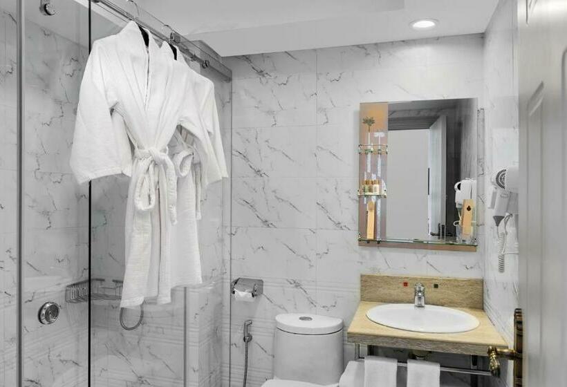 מיטת קינג בסוויטה, Palace Gate Hotel & Residence By Ehm