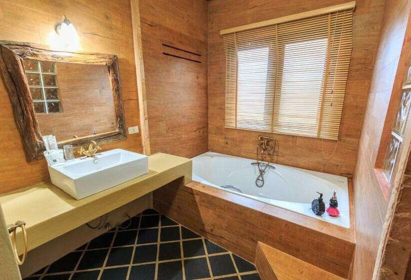 בונגלו משפחתי, Baanpong Lodge