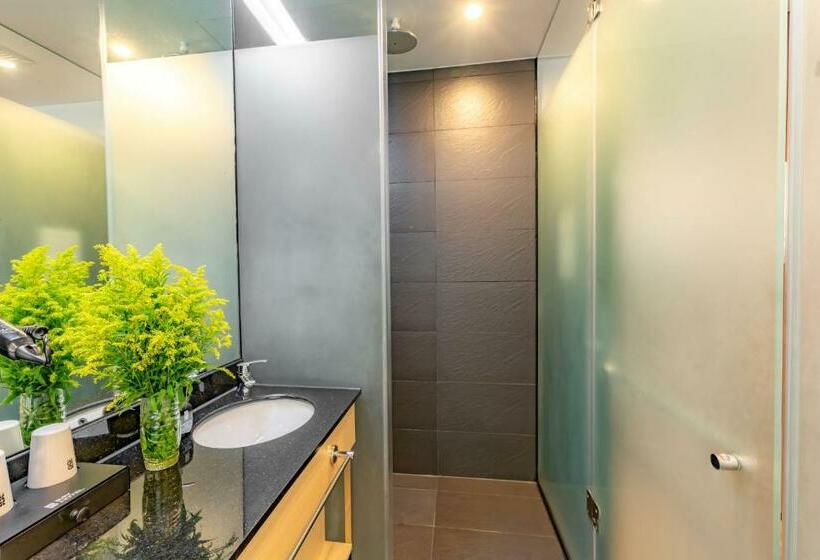 اتاق دلوکس با تخت کینگ و چشم‌انداز شهر, Bay Hotel Ho Chi Minh