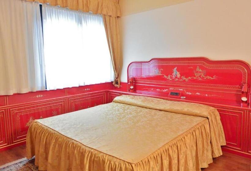 수피리어 룸, Melas