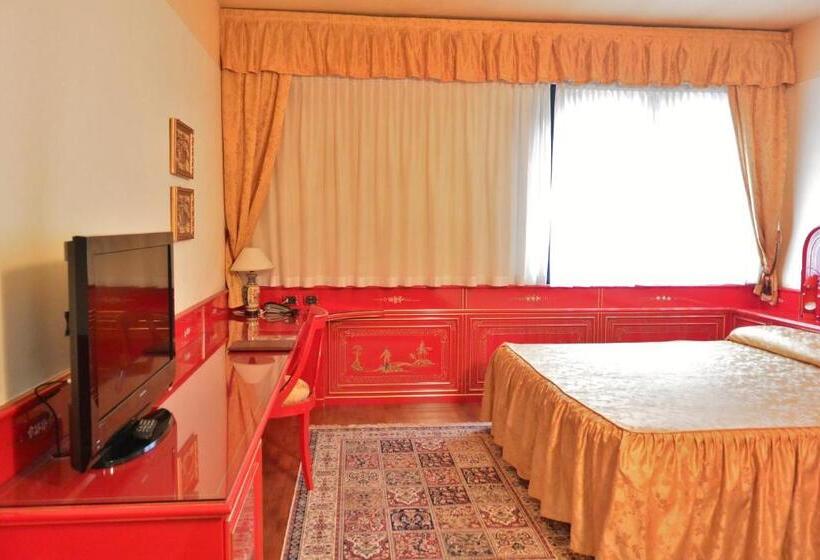 수피리어 룸, Melas