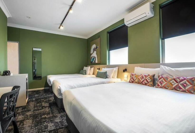 إستديو عائلى, Nightcap At Pritchards