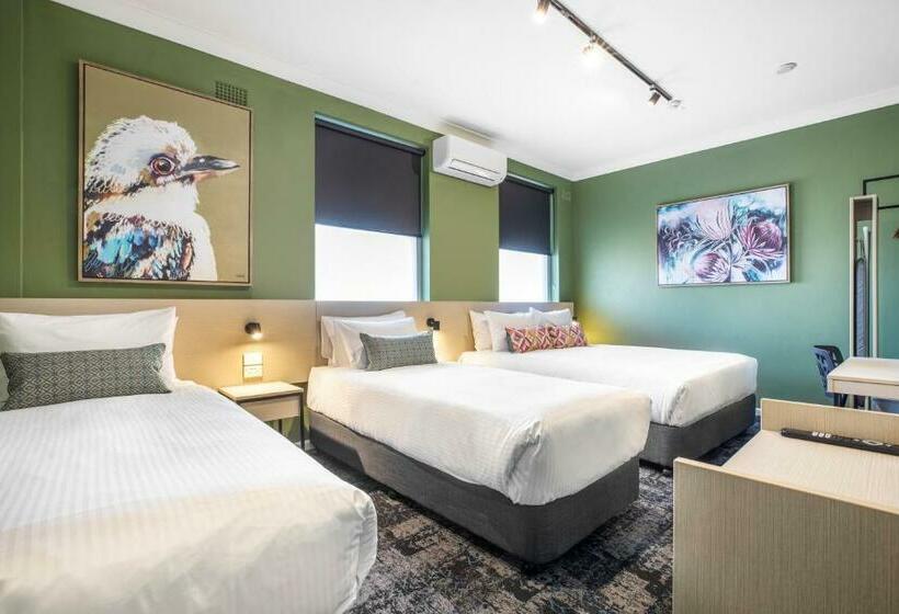 إستديو عائلى, Nightcap At Pritchards