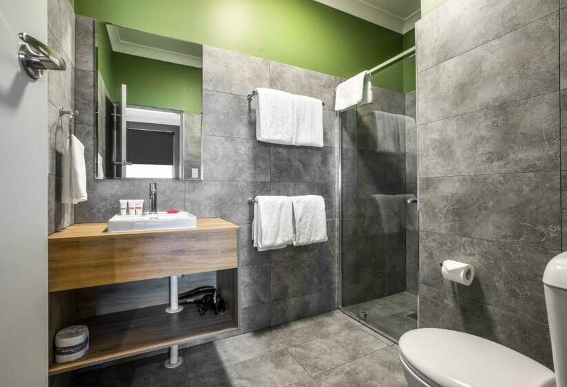 إستديو عائلى, Nightcap At Pritchards