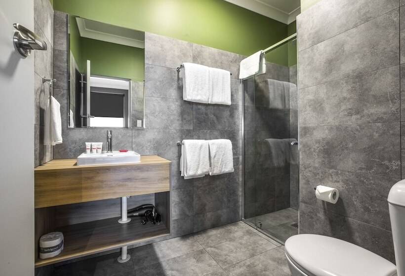 إستديو عائلى, Nightcap At Pritchards