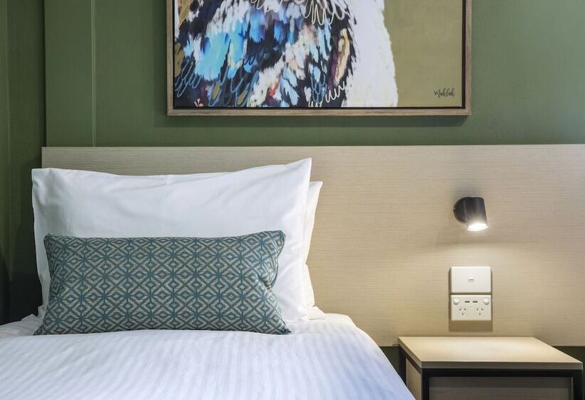 إستديو عائلى, Nightcap At Pritchards