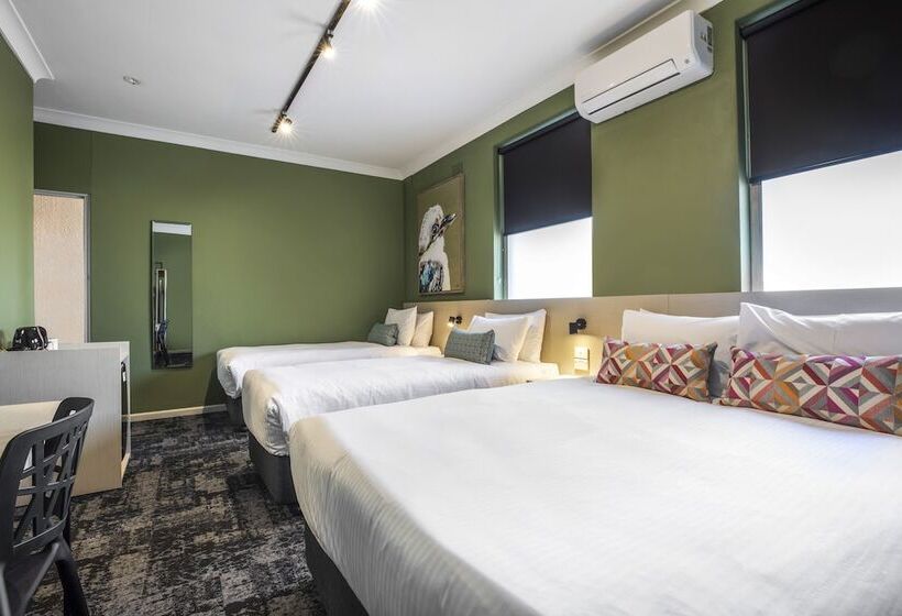 إستديو عائلى, Nightcap At Pritchards