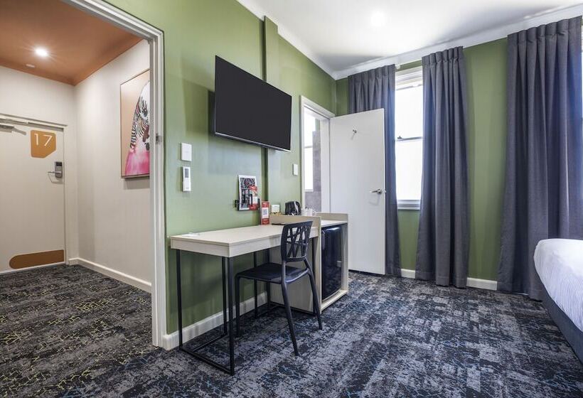 إستوديو قياسى, Nightcap At Pritchards