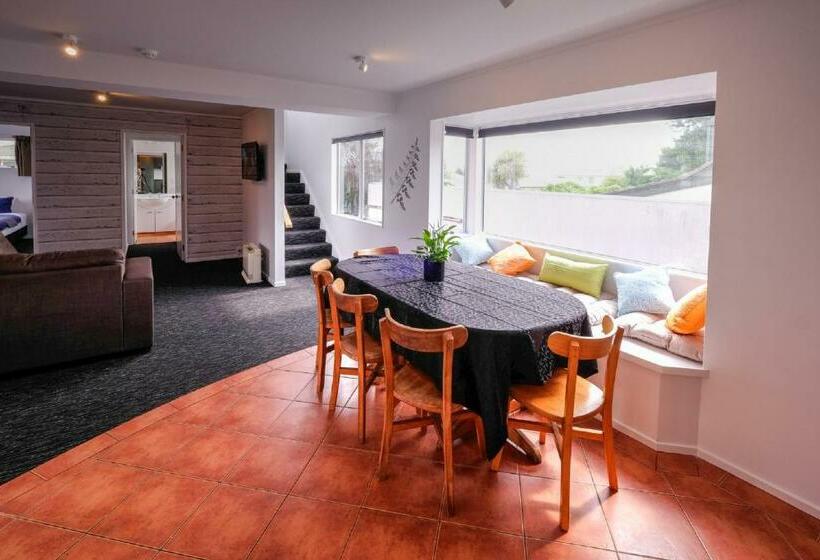 דירת חדר, Haka House Taupo