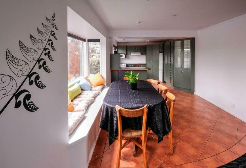 דירת חדר, Haka House Taupo