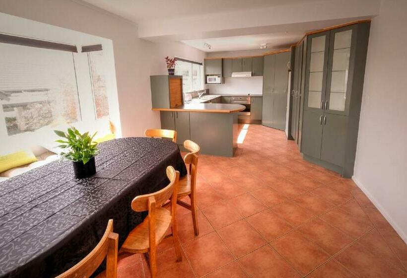 דירת חדר, Haka House Taupo