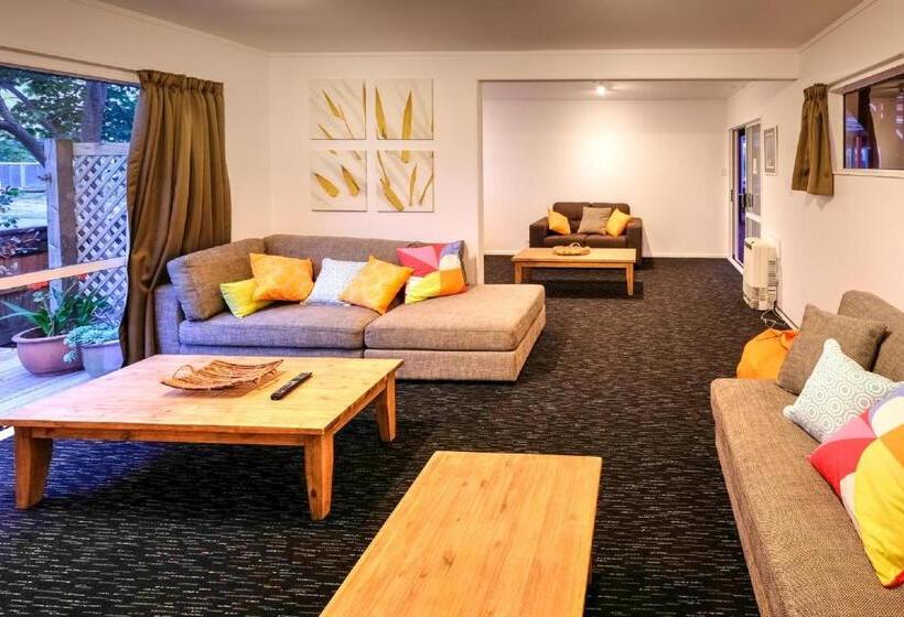 חדר מוזל מקלחת משותפת, Haka House Taupo