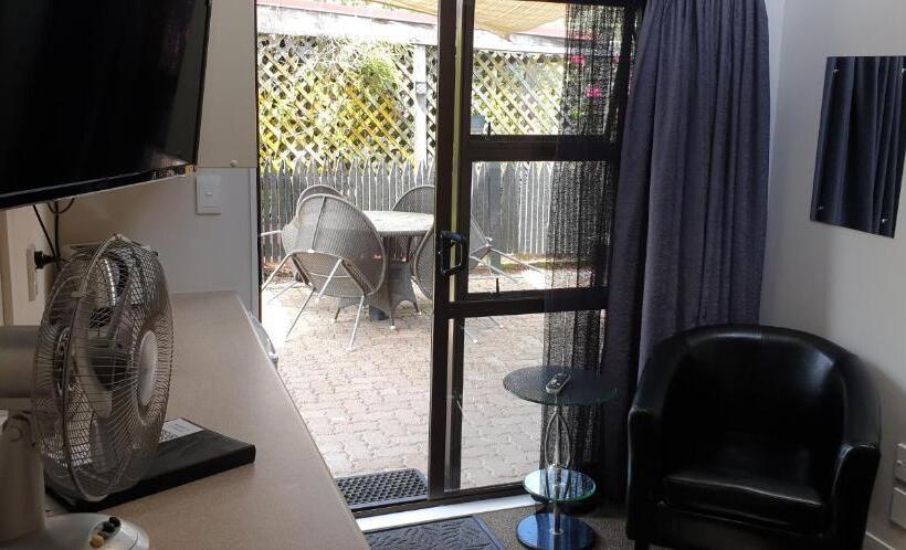 Студио Базик, Barrington House Taupo