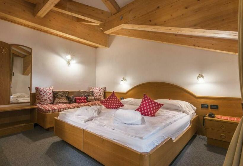 חדר סטנדרט לשלושה עם מרפסת, Ramon