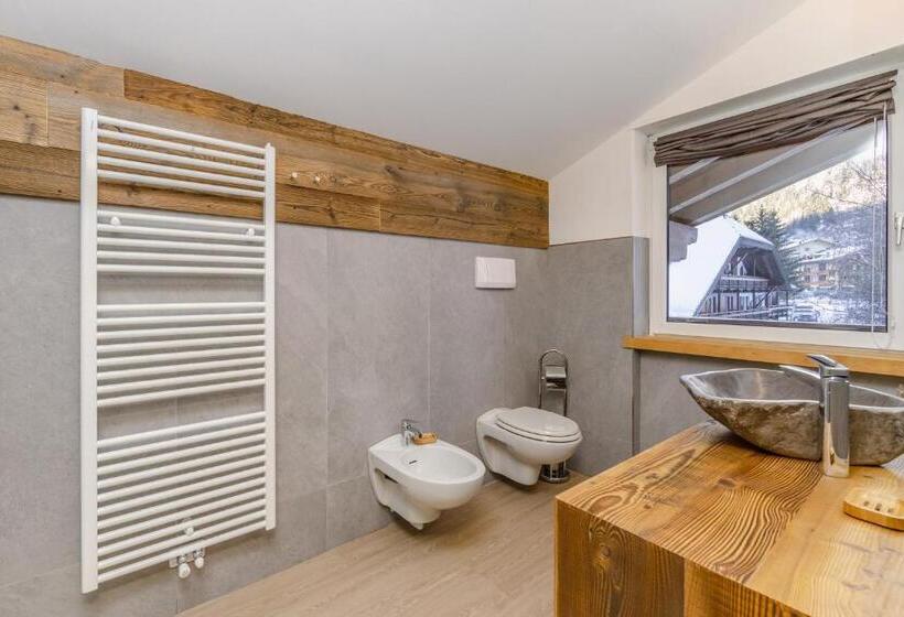 חדר סופריור לשלושה, Ramon