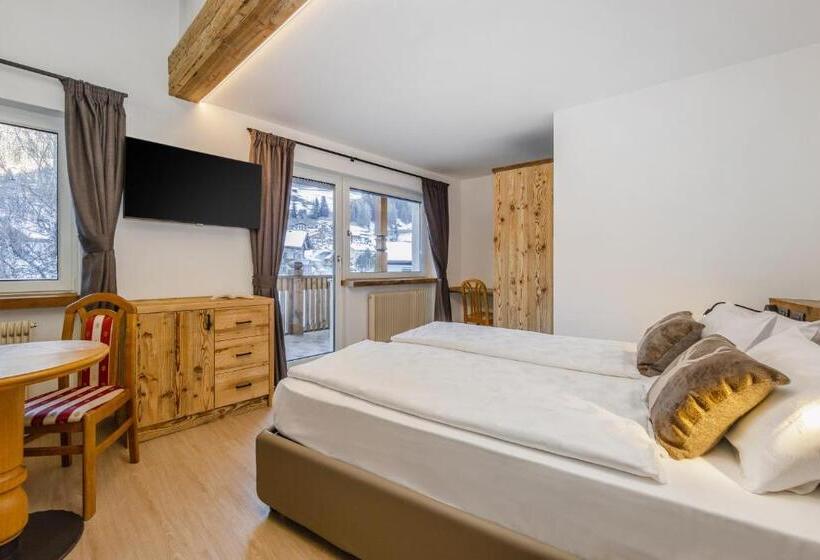 חדר סופריור לשלושה, Ramon