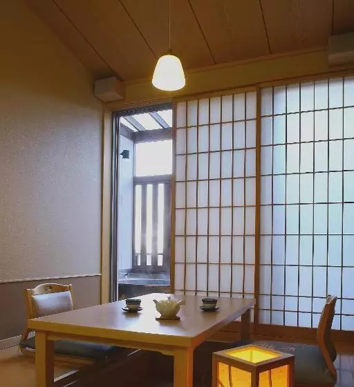 スタンダード4人部屋, Senpokaku