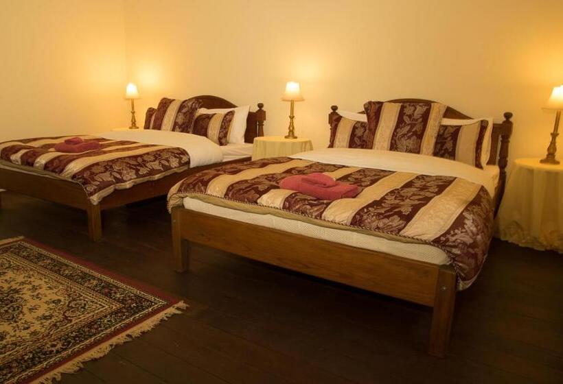 带特大床的标准间, Wooleen Station