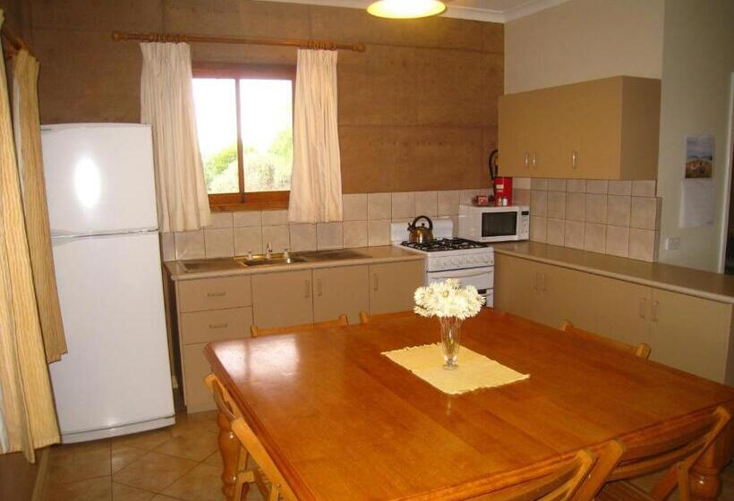 标准间, Wooleen Station