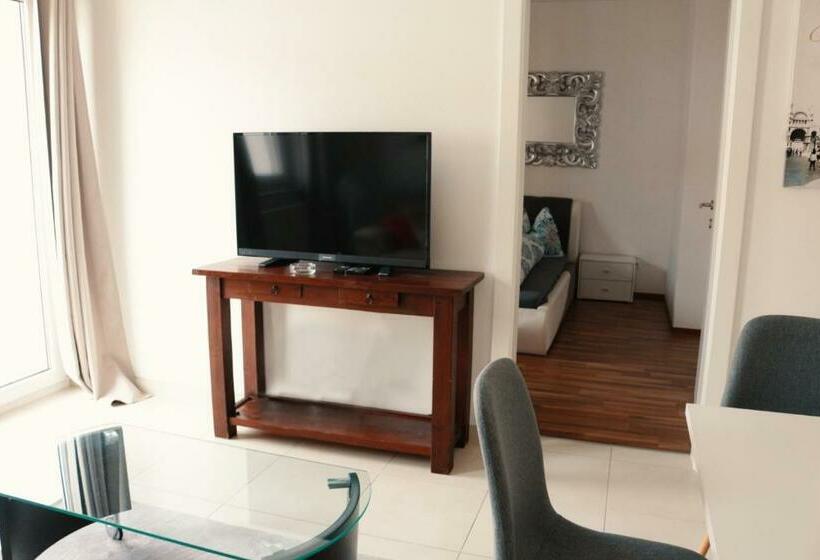 דירה בת חדר שינה 1 עם מרפסת, Vienna Airport Residences