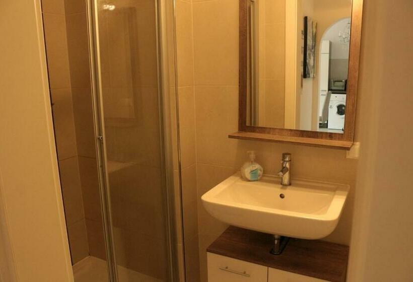 דירה בת חדר שינה 1 עם מרפסת, Vienna Airport Residences