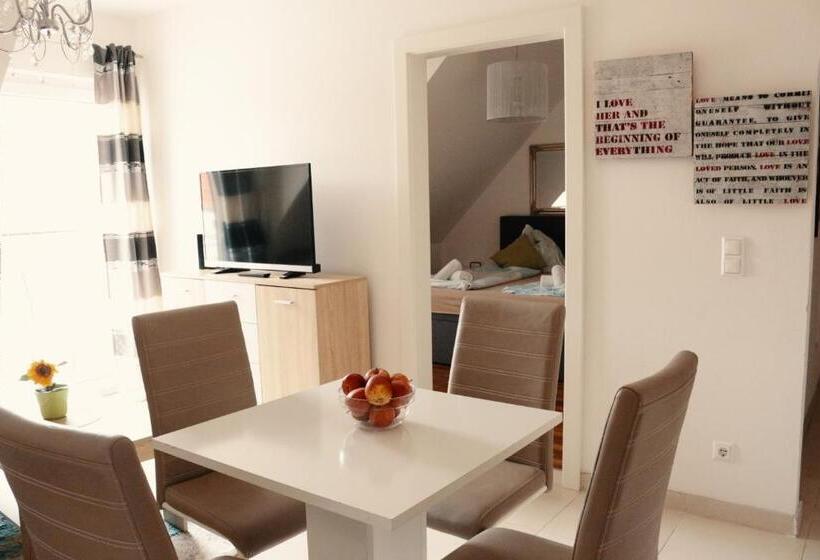 דירה בת חדר שינה 1 עם מרפסת, Vienna Airport Residences